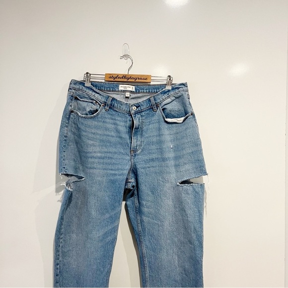 Abercrombie & Fitch Curve Love Baggy Mid Rise Jean - Picture 6 of 8
